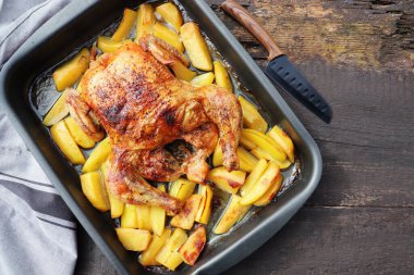 Kutlama ve tatil için kızarmış tavuk ya da hindi ve patates. Noel, Şükran Günü, Yeni yıl arifesi yemeği .