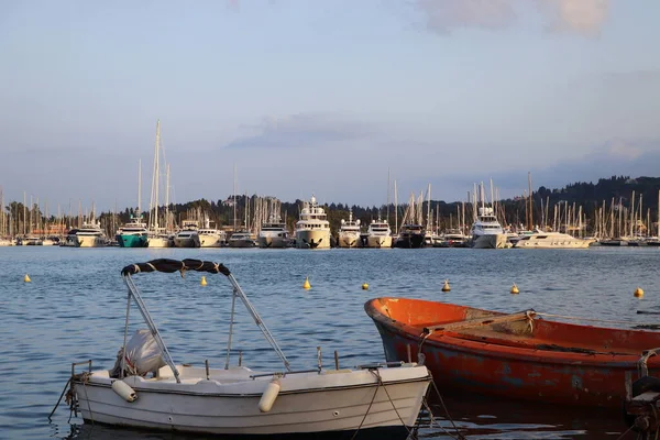 Vissersboot Verlaten Strand Turquoise Zee Haven Achtergrond — Stockfoto