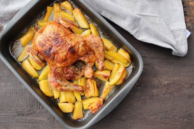 Kutlama ve tatil için kızarmış tavuk ya da hindi ve patates. Noel, Şükran Günü, Yeni yıl arifesi yemeği .