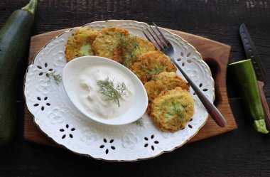 Kabaklı börek ya da ekşi kremalı ve otlu krep. Sağlıklı beslenme. Vejetaryen yemeği.