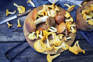 Orman karışımı kesme tahtası üzerinde eski ahşap masa üzerinde mantar. .