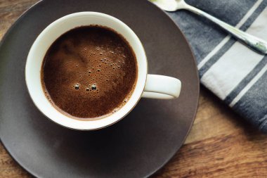 Kırsal ahşap arka planda bir fincan kahve. Yumuşak odaklanma. Kapatın. Boşluğu kopyala .