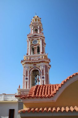 Manastır Panormitis büyük bir Venedik dünyanın en yüksek Barok çan kulelerinin biri ile bina tarz olduğunu. Symi Adası, Yunanistan .
