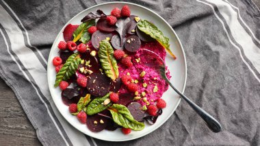 Sağlıklı pancar salatası ile ahududu, kırmızı dua, fındık .