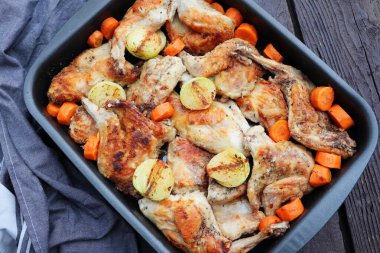 Kavrulmuş Tavşan Haunches in Pan ve Haşlanmış Sebzeler Kırsal Ahşap Masa Yüzeyi .