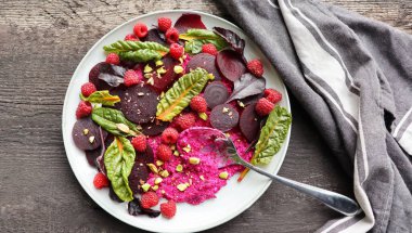 Sağlıklı pancar salatası ile ahududu, kırmızı dua, fındık .