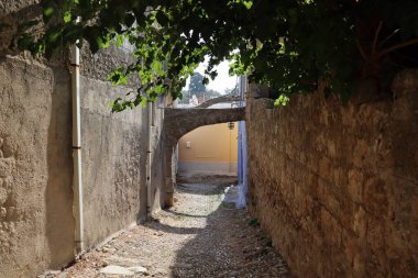 Dar kaldırımlı cadde, Eski Rodos Kasabası, UNESCO Dünya Mirasları Alanı, Rodos, Dodecanese, Yunan Adaları, Yunanistan, Avrupa .