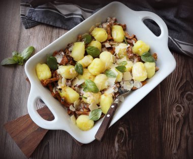 İtalyan yemeği, Patates gnocchi Ayrıca bitki pesto, peynir ve dökme demir tava üzerinde mantar ile .