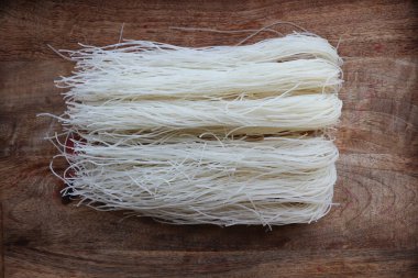Tahtada pişmemiş pirinç vermicelli öldü.