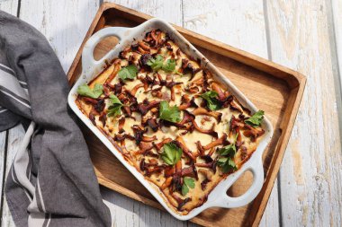 Peynirli, sarımsaklı, kremalı ve otlu mantarlı mantarlar..