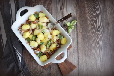 İtalyan yemeği, Patates gnocchi Ayrıca bitki pesto, peynir ve dökme demir tava üzerinde mantar ile .