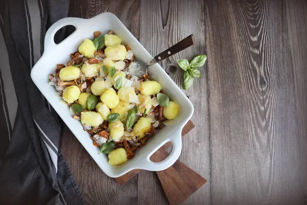 İtalyan yemeği, Patates gnocchi Ayrıca bitki pesto, peynir ve dökme demir tava üzerinde mantar ile .