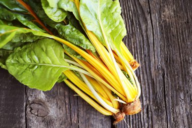 Ahşap yüzey üzerinde ham organik gökkuşağı Swiss Chard. Organik gıda.