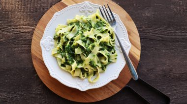 Ispanaklı Tagliatelle makarnası, pesto. Üst görünüm