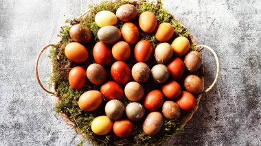 Paskalya sofrası çok şık. Hasır tepside doğal yumurta. Paskalya masa dekorasyonu