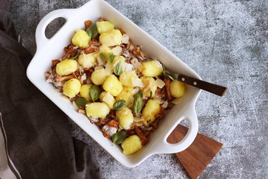  Patates gnocchi, yanında da baharatlı pesto, peynir ve mantar.