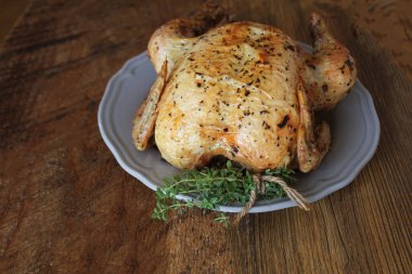 Ahşap rustik masa üzerinde bütün kavrulmuş tavuk