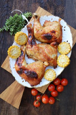 Kızarmış tavuk bacağı, sebzeli, mısırlı, kiraz domatesli, otlu. Gıda arkaplanı