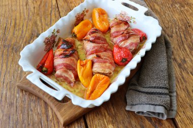 Noel yemeği için ızgara pastırmaya sarılmış sebzeli ve peynirli tavuk dürümleri..