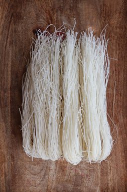 Tahtada kurutulmuş pirinç vermicelli, pişmemiş.