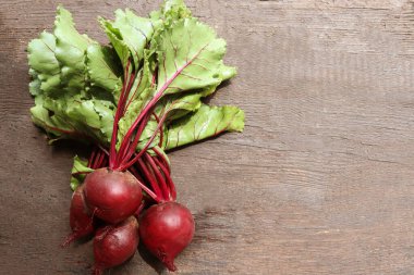 Taze pancar rustik ahşap zemin üzerinde. Sebze yemek anlayışı hasat. Diyet veya vejetaryen gıda kavramı .