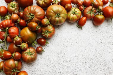 Taze kırmızı domateslerin arka planı. Yukarıdan bak. organik meyve. Mesaj için yer var. Üst görünüm