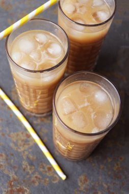 Yazlık buzlu kahve, ahşap arka planda, uzun bardakta. Seçici odak