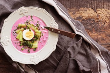 Kahvaltıda. Kabaklı omlet ve beyaz tabakta yeşil bezelye. Frittata - İtalyan omleti.