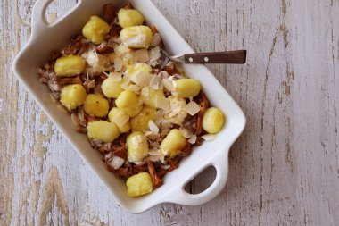 İtalyan yemeği, Patates gnocchi Ayrıca bitki pesto, peynir ve dökme demir tava üzerinde mantar ile