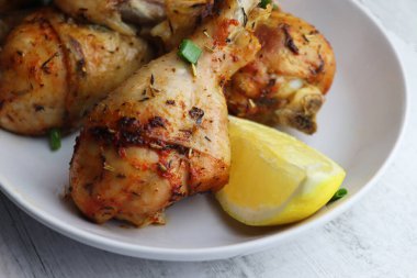 Izgara tavuk. Baharatlı tavuk budu, beyaz tabakta but..