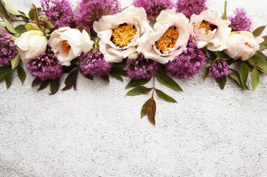 Beyaz arka planda çiçek desenli şakayıklar. Kopyalama alanı olan üst görünüm