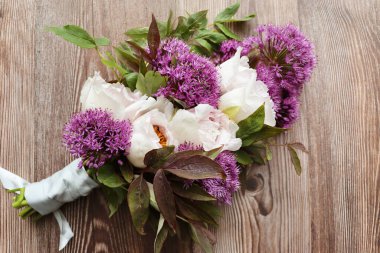 Tahta arka planda taze bahar şakayıkları buketi. Tatil hediyesi. Çiçek açan güzel çiçeklerin aranjmanı