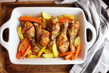 Patates ve havuçlu kızarmış tavuk budu. Tavuk budu ızgarada yakın plan çekimde ızgara. Yukarıdan yatay görünüm