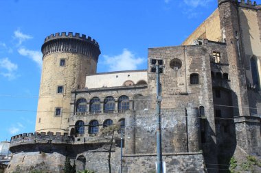 Napoli'de bulunan Ortaçağ Castel Nuovo.