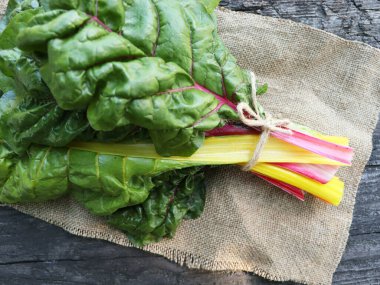 Pazı taze çiğ yapraklar, mangold, ahşap bir masada pazı, yakın