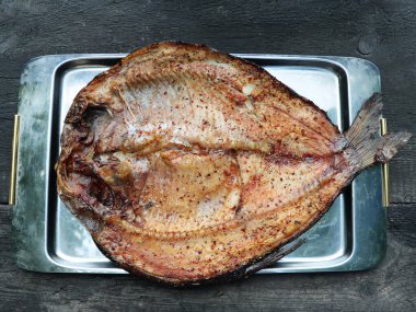 Altın füme nehir çipura koyu arka planda, üstten görünüm