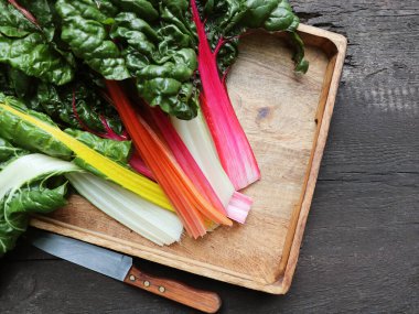 Taze hasat edilmiş İsviçre pazarı, mangold yaprakları