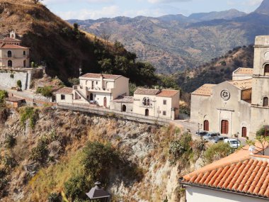 Savoca village adlı dağ, Sicilya, İtalya ile güzel manzara