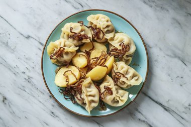 haşlama köfte patates ve bir tabak kızarmış soğan ile