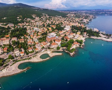 Hırvatistan 'daki Opatija kasabası ve deniz kıyısının güzel panoramik manzarası. İHA 'da çekilen en iyi görüntü fotoğrafı.