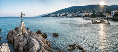 Martılı Bakire. Heykel Hırvatistan 'ın Opatij kentinin simgesi. Deniz ve Opatija kasabasının güzel panoramik manzarası.