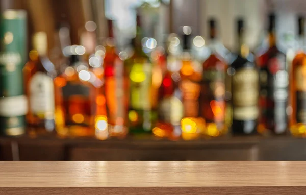 Ξύλινο Τραπέζι Κορυφή Και Όμορφα Ράφια Bokeh Μπουκάλια Αλκοόλ Στο — Φωτογραφία Αρχείου
