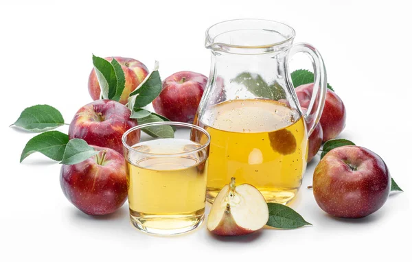 Glas Och Karaff Färsk Äppeljuice Och Ekologiska Äpplen Isolerade Vit — Stockfoto