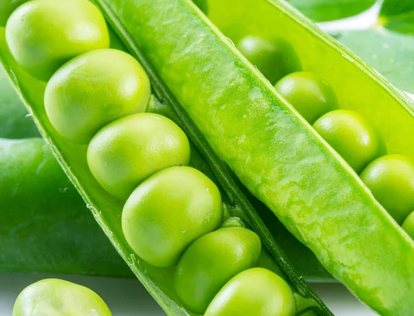 エンドウ豆のポッドの完璧な緑のエンドウ豆が閉じます 食品の背景 — ストック写真