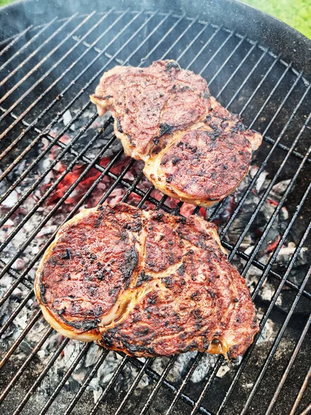 Gegrilde Biefstuk Grillrooster Foto Van Het Vlees Barbecuekookproces — Stockfoto
