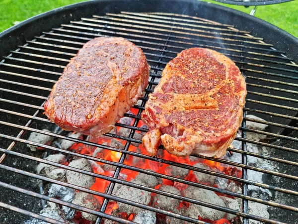 Biefstuk Grillen Een Rooster Foto Van Het Vlees Barbecuekookproces — Stockfoto