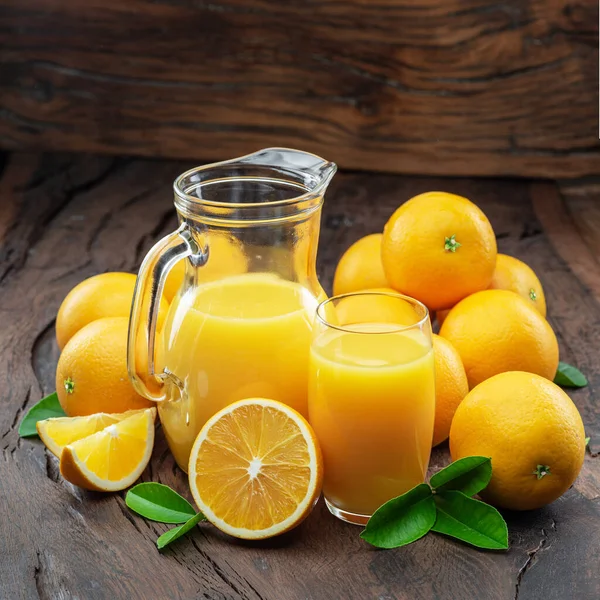 Sárga Narancs Gyümölcsök Friss Narancslé Elszigetelt Sötét Háttér — Stock Fotó