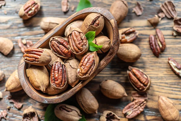 Shelled Cracked Pecan Nuts Wooden Bowl Wooden Table Top View — Stock Photo, Image