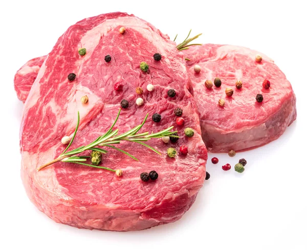 Dva Čerstvé Ribeye Steaky Pepřem Rozmarýnem Izolované Bílém Pozadí Closeup — Stock fotografie