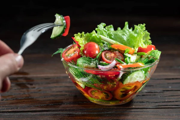 Sebze Salatası Cam Yapraklı Sebze Yağı Ahşap Masanın Üstünde — Stok fotoğraf